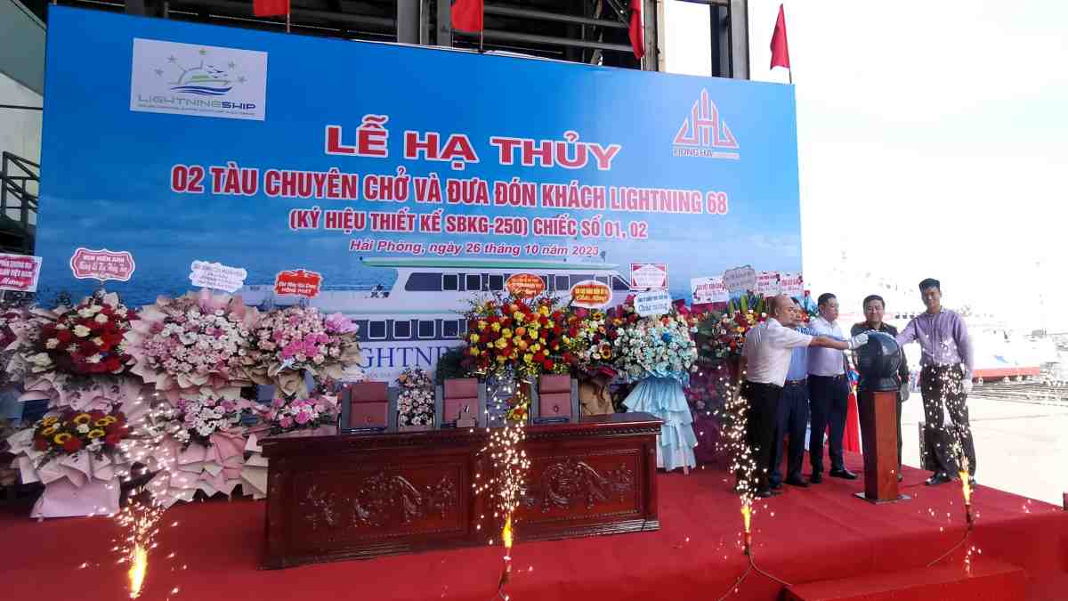 Hạ thuỷ t&agrave;u cao tốc chở kh&aacute;ch hai th&acirc;n sử dụng động cơ Baudouin
